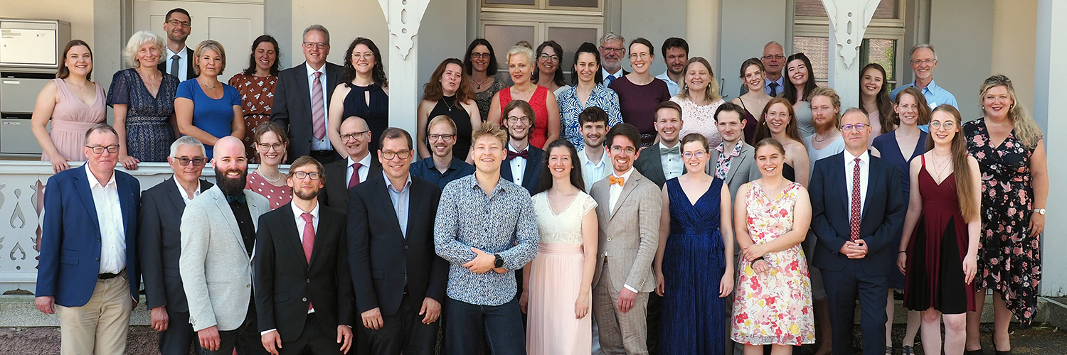 Die Dozentinnen und Dozenten des TSC freuen sich mit der Abschlussklasse 2025 über ihre Aussendung.