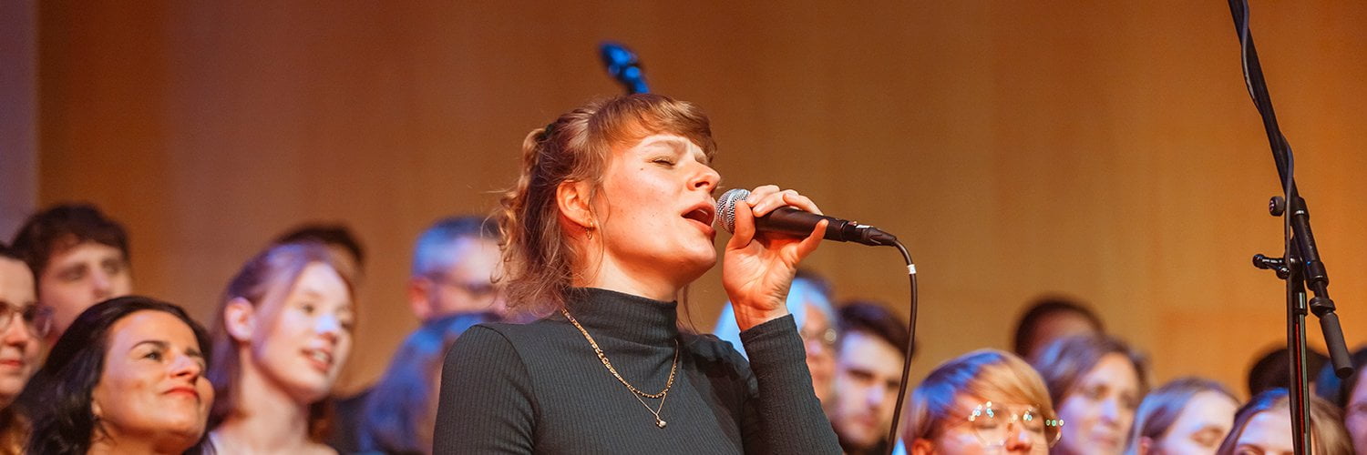 Beim Chorsingen werden Emotionen ausgedruckt und angeregt. Es entsteht ein Gemeinschaftserlebnis und das Evangelium wird verkündigt.