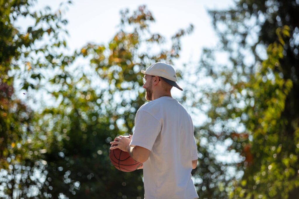 Student mit Basketball